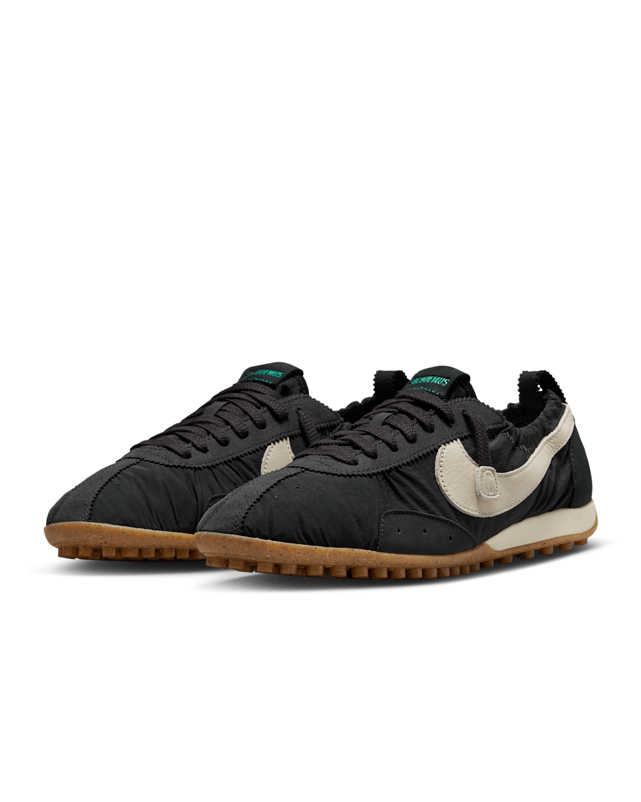 NIKE公式】ムーンシューズ x Jacquemus 'Off Noir and Gum Light